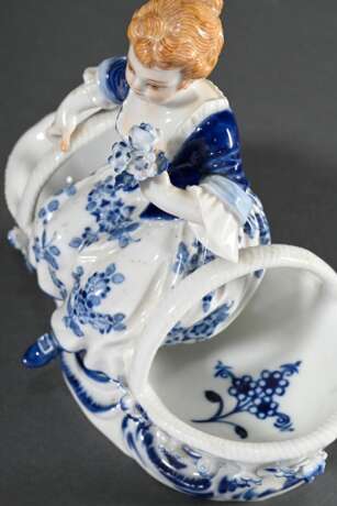 Meissen Gewürzmenage mit Gärtnerkind auf zwei Körben sitzend, Unterglasurblau und naturalistisch staffiert, Entw.: Johann Joachim Kaendler 1759/1764, Modell Nr. 73035, Maler Nr. 31, 12,7x14,5x8cm - photo 4