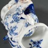 Meissen Gewürzmenage mit Gärtnerkind auf zwei Körben sitzend, Unterglasurblau und naturalistisch staffiert, Entw.: Johann Joachim Kaendler 1759/1764, Modell Nr. 73035, Maler Nr. 31, 12,7x14,5x8cm - photo 4
