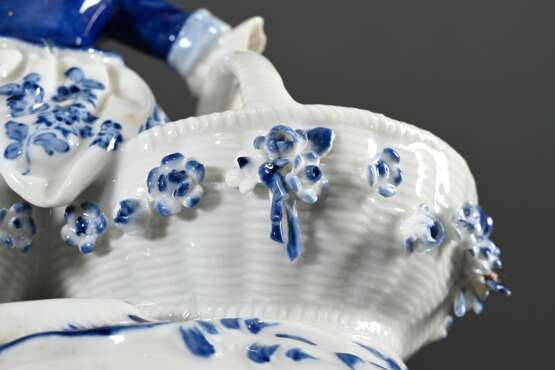 Meissen Gewürzmenage mit Gärtnerkind auf zwei Körben sitzend, Unterglasurblau und naturalistisch staffiert, Entw.: Johann Joachim Kaendler 1759/1764, Modell Nr. 73035, Maler Nr. 31, 12,7x14,5x8cm - photo 8