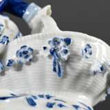 Meissen Gewürzmenage mit Gärtnerkind auf zwei Körben sitzend, Unterglasurblau und naturalistisch staffiert, Entw.: Johann Joachim Kaendler 1759/1764, Modell Nr. 73035, Maler Nr. 31, 12,7x14,5x8cm - photo 8