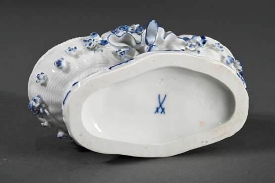 Meissen Gewürzmenage mit Gärtnerkind auf zwei Körben sitzend, Unterglasurblau und naturalistisch staffiert, Entw.: Johann Joachim Kaendler 1759/1764, Modell Nr. 73035, Maler Nr. 31, 12,7x14,5x8cm - photo 9