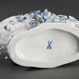 Meissen Gewürzmenage mit Gärtnerkind auf zwei Körben sitzend, Unterglasurblau und naturalistisch staffiert, Entw.: Johann Joachim Kaendler 1759/1764, Modell Nr. 73035, Maler Nr. 31, 12,7x14,5x8cm - photo 9