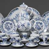 31 Teile Meissen Frühstücksgeschirr "Zwiebelmuster", bestehend aus: 6 Kaffeetassen/4UT (H. 7cm), 7 Eierbecher auf festem Unterstand (H. 9cm, 1x 2 Schleifstr., 1x rest.), 4 Brotteller (Ø 18cm), 6 Frühstückstelle… - photo 1