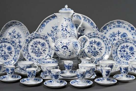 31 Teile Meissen Frühstücksgeschirr "Zwiebelmuster", bestehend aus: 6 Kaffeetassen/4UT (H. 7cm), 7 Eierbecher auf festem Unterstand (H. 9cm, 1x 2 Schleifstr., 1x rest.), 4 Brotteller (Ø 18cm), 6 Frühstückstelle… - photo 1