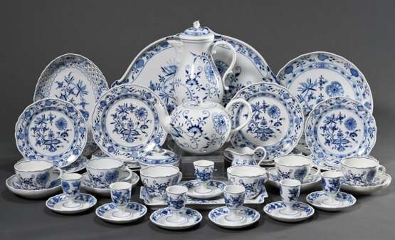 31 Teile Meissen Frühstücksgeschirr "Zwiebelmuster", bestehend aus: 6 Kaffeetassen/4UT (H. 7cm), 7 Eierbecher auf festem Unterstand (H. 9cm, 1x 2 Schleifstr., 1x rest.), 4 Brotteller (Ø 18cm), 6 Frühstückstelle… - photo 2
