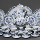 31 Teile Meissen Frühstücksgeschirr "Zwiebelmuster", bestehend aus: 6 Kaffeetassen/4UT (H. 7cm), 7 Eierbecher auf festem Unterstand (H. 9cm, 1x 2 Schleifstr., 1x rest.), 4 Brotteller (Ø 18cm), 6 Frühstückstelle… - photo 2