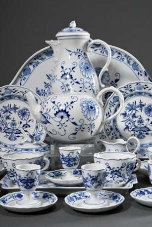 31 Teile Meissen Frühstücksgeschirr "Zwiebelmuster", bestehend aus: 6 Kaffeetassen/4UT (H. 7cm), 7 Eierbecher auf festem Unterstand (H. 9cm, 1x 2 Schleifstr., 1x rest.), 4 Brotteller (Ø 18cm), 6 Frühstückstelle… - photo 3