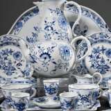 31 Teile Meissen Frühstücksgeschirr "Zwiebelmuster", bestehend aus: 6 Kaffeetassen/4UT (H. 7cm), 7 Eierbecher auf festem Unterstand (H. 9cm, 1x 2 Schleifstr., 1x rest.), 4 Brotteller (Ø 18cm), 6 Frühstückstelle… - photo 3