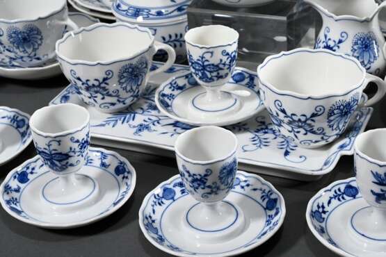 31 Teile Meissen Frühstücksgeschirr "Zwiebelmuster", bestehend aus: 6 Kaffeetassen/4UT (H. 7cm), 7 Eierbecher auf festem Unterstand (H. 9cm, 1x 2 Schleifstr., 1x rest.), 4 Brotteller (Ø 18cm), 6 Frühstückstelle… - photo 4