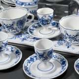 31 Teile Meissen Frühstücksgeschirr "Zwiebelmuster", bestehend aus: 6 Kaffeetassen/4UT (H. 7cm), 7 Eierbecher auf festem Unterstand (H. 9cm, 1x 2 Schleifstr., 1x rest.), 4 Brotteller (Ø 18cm), 6 Frühstückstelle… - photo 4
