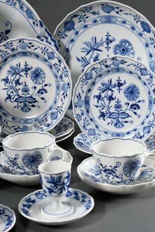 31 Teile Meissen Frühstücksgeschirr "Zwiebelmuster", bestehend aus: 6 Kaffeetassen/4UT (H. 7cm), 7 Eierbecher auf festem Unterstand (H. 9cm, 1x 2 Schleifstr., 1x rest.), 4 Brotteller (Ø 18cm), 6 Frühstückstelle… - photo 5
