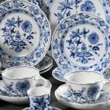 31 Teile Meissen Frühstücksgeschirr "Zwiebelmuster", bestehend aus: 6 Kaffeetassen/4UT (H. 7cm), 7 Eierbecher auf festem Unterstand (H. 9cm, 1x 2 Schleifstr., 1x rest.), 4 Brotteller (Ø 18cm), 6 Frühstückstelle… - photo 5