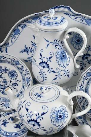 31 Teile Meissen Frühstücksgeschirr "Zwiebelmuster", bestehend aus: 6 Kaffeetassen/4UT (H. 7cm), 7 Eierbecher auf festem Unterstand (H. 9cm, 1x 2 Schleifstr., 1x rest.), 4 Brotteller (Ø 18cm), 6 Frühstückstelle… - photo 6
