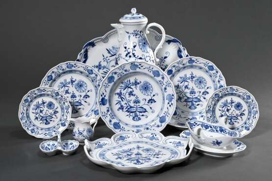12 Teile Meissen "Zwiebelmuster", bestehend aus: Kaffeekanne (H. 25cm, 2 Schleifstr.), Sauciere auf festem Unterstand (8x22x15cm), Milchkännchen (H. 8cm), Doppelsaliere (11x8,3cm), Tablett mit Schleifendetails … - photo 2