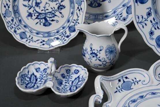 12 Teile Meissen "Zwiebelmuster", bestehend aus: Kaffeekanne (H. 25cm, 2 Schleifstr.), Sauciere auf festem Unterstand (8x22x15cm), Milchkännchen (H. 8cm), Doppelsaliere (11x8,3cm), Tablett mit Schleifendetails … - photo 4