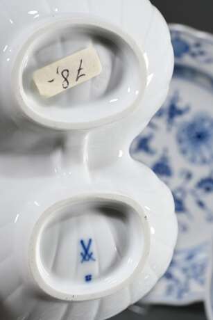 12 Teile Meissen "Zwiebelmuster", bestehend aus: Kaffeekanne (H. 25cm, 2 Schleifstr.), Sauciere auf festem Unterstand (8x22x15cm), Milchkännchen (H. 8cm), Doppelsaliere (11x8,3cm), Tablett mit Schleifendetails … - photo 6