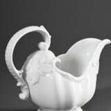 3 Diverse Meissen Weißporzellan Saucieren: 2 aus dem Schwanenservice mit vollplastischen Delphin Handhaben sowie Muschel-, Schilf- und Schwanenrelief auf der Wandung und 1 mit gerippter Handhabe und bombiertem Korpus auf… - photo 6