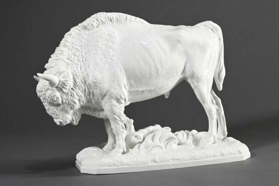 Meissen Figur "Wisentstier Benno" auf Terrainsockel, Weißporzellan, Entw.: Erich Oehme 1937, Modellnr.: O229, am Sockel sign./dat., 31,2x45x14cm, verfüllte Brandrisse - Foto 1