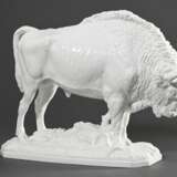 Meissen Figur "Wisentstier Benno" auf Terrainsockel, Weißporzellan, Entw.: Erich Oehme 1937, Modellnr.: O229, am Sockel sign./dat., 31,2x45x14cm, verfüllte Brandrisse - Foto 2