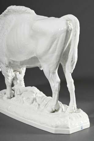 Meissen Figur "Wisentstier Benno" auf Terrainsockel, Weißporzellan, Entw.: Erich Oehme 1937, Modellnr.: O229, am Sockel sign./dat., 31,2x45x14cm, verfüllte Brandrisse - Foto 3