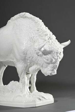 Meissen Figur "Wisentstier Benno" auf Terrainsockel, Weißporzellan, Entw.: Erich Oehme 1937, Modellnr.: O229, am Sockel sign./dat., 31,2x45x14cm, verfüllte Brandrisse - Foto 4