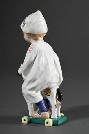 Meissen Hentschelkind "Kind mit Holzpferd“, Entw.: Konrad Hentschel 1905, Modelnr.: 73366, Bossierernr.: 9, , Malernr.: 534, Jahreszeichen: 2002, H. 17,5cm - photo 2