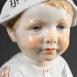 Meissen Hentschelkind "Kind mit Holzpferd“, Entw.: Konrad Hentschel 1905, Modelnr.: 73366, Bossierernr.: 9, , Malernr.: 534, Jahreszeichen: 2002, H. 17,5cm - photo 4