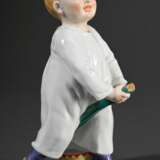 Meissen Hentschelkind „Junge auf Stecken reitend mit Trommel“, Entw.: Konrad Hentschel 1905, Modelnr.: 73365, Bossierernr.: 29, Malernr.: 530, Jahreszeichen: 2003, H. 19cm - photo 1