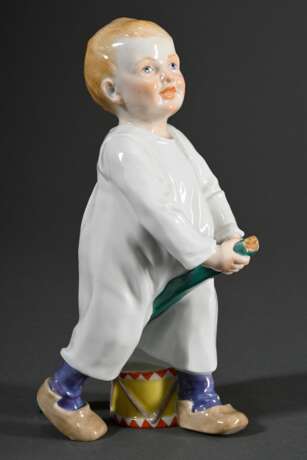 Meissen Hentschelkind „Junge auf Stecken reitend mit Trommel“, Entw.: Konrad Hentschel 1905, Modelnr.: 73365, Bossierernr.: 29, Malernr.: 530, Jahreszeichen: 2003, H. 19cm - photo 1