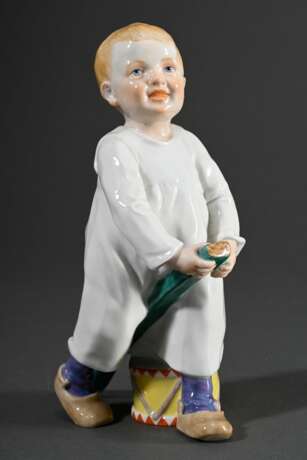 Meissen Hentschelkind „Junge auf Stecken reitend mit Trommel“, Entw.: Konrad Hentschel 1905, Modelnr.: 73365, Bossierernr.: 29, Malernr.: 530, Jahreszeichen: 2003, H. 19cm - photo 2