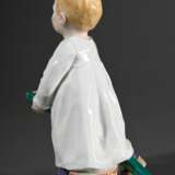 Meissen Hentschelkind „Junge auf Stecken reitend mit Trommel“, Entw.: Konrad Hentschel 1905, Modelnr.: 73365, Bossierernr.: 29, Malernr.: 530, Jahreszeichen: 2003, H. 19cm - photo 3