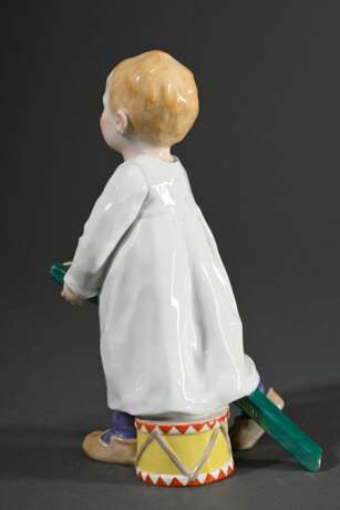 Meissen Hentschelkind „Junge auf Stecken reitend mit Trommel“, Entw.: Konrad Hentschel 1905, Modelnr.: 73365, Bossierernr.: 29, Malernr.: 530, Jahreszeichen: 2003, H. 19cm - photo 3