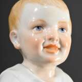 Meissen Hentschelkind „Junge auf Stecken reitend mit Trommel“, Entw.: Konrad Hentschel 1905, Modelnr.: 73365, Bossierernr.: 29, Malernr.: 530, Jahreszeichen: 2003, H. 19cm - photo 4