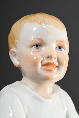Meissen Hentschelkind „Junge auf Stecken reitend mit Trommel“, Entw.: Konrad Hentschel 1905, Modelnr.: 73365, Bossierernr.: 29, Malernr.: 530, Jahreszeichen: 2003, H. 19cm - photo 4