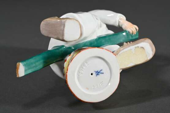 Meissen Hentschelkind „Junge auf Stecken reitend mit Trommel“, Entw.: Konrad Hentschel 1905, Modelnr.: 73365, Bossierernr.: 29, Malernr.: 530, Jahreszeichen: 2003, H. 19cm - photo 5