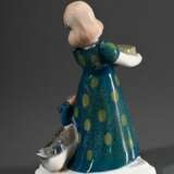Rosenthal Gruppe "Entenmaid", Porzellan polychrom staffiert, Entw.: Albert Caasmann 1913, Modellnr.: 256, Sockel sign., grüne Stempelmarke, Kunstabteilung "Selb Bavaria", H. 13,2cm, min. best. - Foto 2