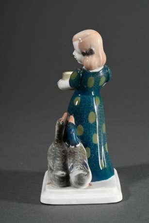 Rosenthal Gruppe "Entenmaid", Porzellan polychrom staffiert, Entw.: Albert Caasmann 1913, Modellnr.: 256, Sockel sign., grüne Stempelmarke, Kunstabteilung "Selb Bavaria", H. 13,2cm, min. best. - Foto 3