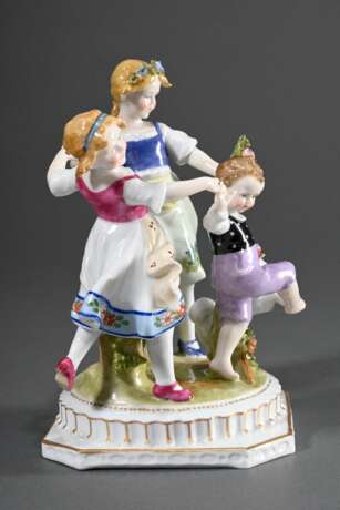 Schwarza-Saalbahn Gruppe "Reigen tanzende Kinder" nach Ludwig Richter, Porzellan polychrom und goldstaffiert, Thüringen um 1910, blaue Manufakturmarken im Boden, H. 20,5cm, 1 Blatt bestoßen, rest. - photo 2