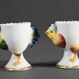 2 Kuriose Eierbecher mit plastischen Hühnern, Porzellan polychrom staffiert, Kämmner Rudolstadt, 20.Jh., H. 6,8cm - photo 1