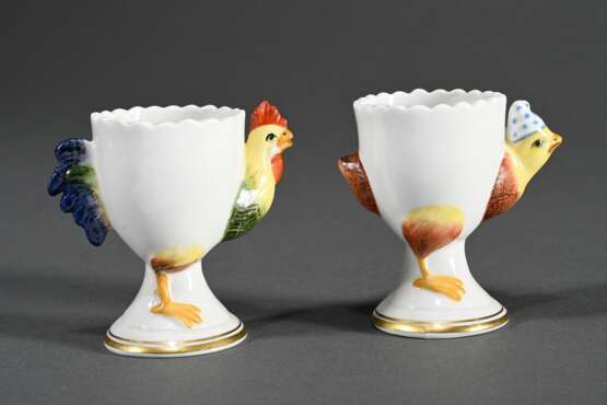 2 Kuriose Eierbecher mit plastischen Hühnern, Porzellan polychrom staffiert, Kämmner Rudolstadt, 20.Jh., H. 6,8cm - photo 2