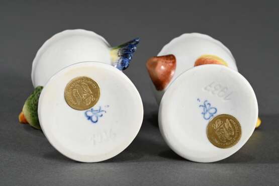 2 Kuriose Eierbecher mit plastischen Hühnern, Porzellan polychrom staffiert, Kämmner Rudolstadt, 20.Jh., H. 6,8cm - photo 3