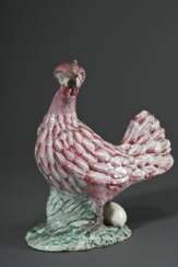 Figürliches Schaugericht „Schopfhuhn mit Ei“ auf naturalistischem Sockel, Fayence naturgetreu modelliert und bemalt in Purpur, Grün und Schwarz, wohl Straßburg, um 1760/1770, H. 21cm, best.