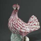 Figürliches Schaugericht „Schopfhuhn mit Ei“ auf naturalistischem Sockel, Fayence naturgetreu modelliert und bemalt in Purpur, Grün und Schwarz, wohl Straßburg, um 1760/1770, H. 21cm, best. - photo 1