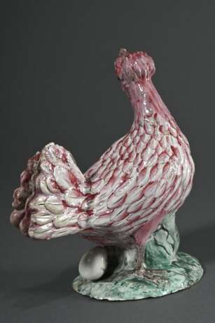 Figürliches Schaugericht „Schopfhuhn mit Ei“ auf naturalistischem Sockel, Fayence naturgetreu modelliert und bemalt in Purpur, Grün und Schwarz, wohl Straßburg, um 1760/1770, H. 21cm, best. - photo 2