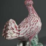 Figürliches Schaugericht „Schopfhuhn mit Ei“ auf naturalistischem Sockel, Fayence naturgetreu modelliert und bemalt in Purpur, Grün und Schwarz, wohl Straßburg, um 1760/1770, H. 21cm, best. - photo 2