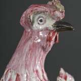 Figürliches Schaugericht „Schopfhuhn mit Ei“ auf naturalistischem Sockel, Fayence naturgetreu modelliert und bemalt in Purpur, Grün und Schwarz, wohl Straßburg, um 1760/1770, H. 21cm, best. - photo 3