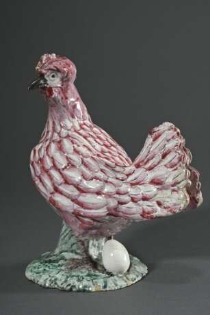 Figürliches Schaugericht „Schopfhuhn mit Ei“ auf naturalistischem Sockel, Fayence naturgetreu modelliert und bemalt in Purpur, Grün und Schwarz, wohl Straßburg, um 1760/1770, H. 21cm, best. - photo 6