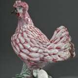 Figürliches Schaugericht „Schopfhuhn mit Ei“ auf naturalistischem Sockel, Fayence naturgetreu modelliert und bemalt in Purpur, Grün und Schwarz, wohl Straßburg, um 1760/1770, H. 21cm, best. - photo 6