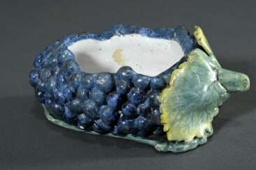 Kleines Schaugericht „Traube“, Fayence naturgetreu modelliert und bemalt in Blau-, Grün und Gelbtönen, wohl Delft, um 1770/1790, 7x18,5x11cm, Deckel verloren, best., Vgl.: MKG Inv. Nr. 1970.299/300