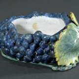 Kleines Schaugericht „Traube“, Fayence naturgetreu modelliert und bemalt in Blau-, Grün und Gelbtönen, wohl Delft, um 1770/1790, 7x18,5x11cm, Deckel verloren, best., Vgl.: MKG Inv. Nr. 1970.299/300 - photo 1